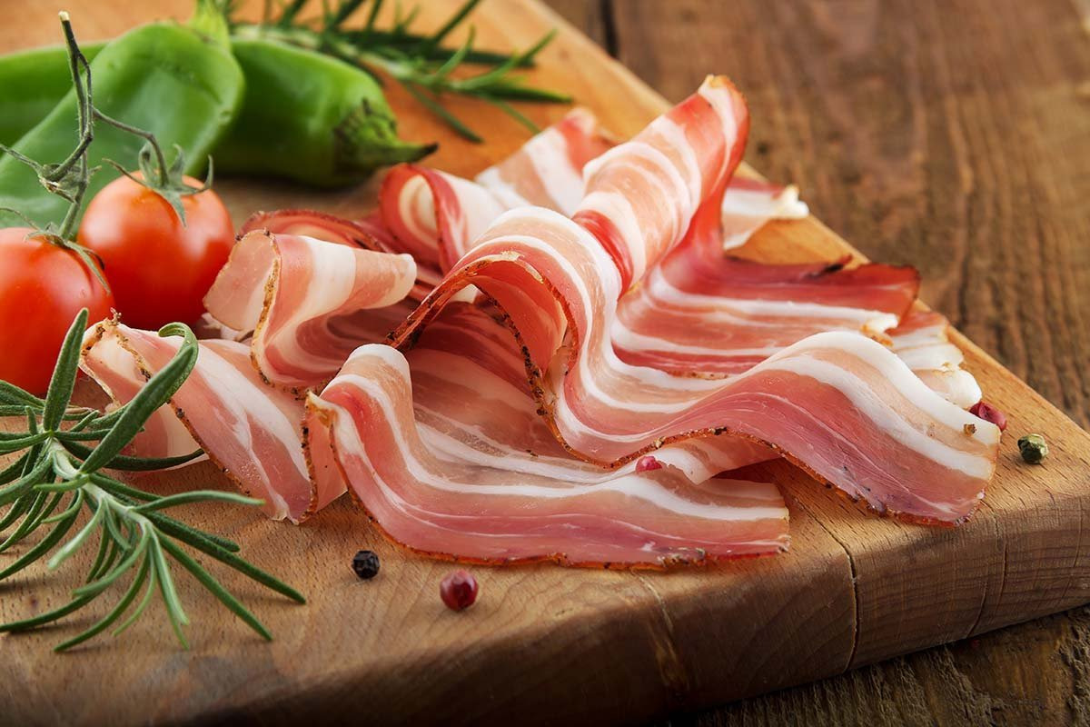 Что такое бекон, из какой части свинины его делают Что такое бекон, из какой части свинины его делают